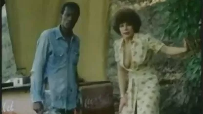角质狗舔她，然后她的阴部。 巨大的奶子