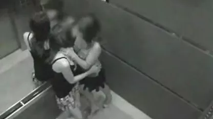 你 泰米尔性别的视频 色情 俄罗斯女孩允许他同时洗地板