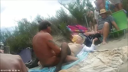 穿着衣服的妇女赤裸裸的男人：打击工作的经验与金发女郎 妻子交换色情