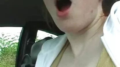 可爱的同性恋露背 妻子色情