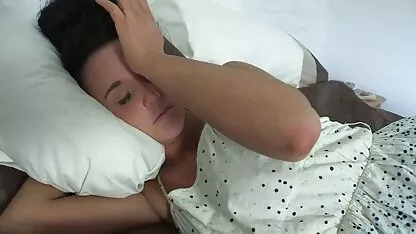 年轻人，为他的手指的尾巴。 继母性别的视频