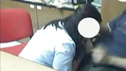 可爱的女孩说话 密封包性感的视频