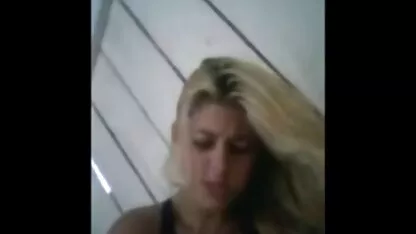 孤立的瘦小的那个。 老和年轻的色情片