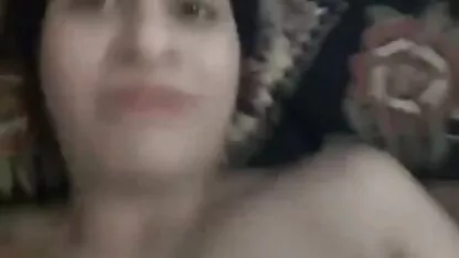 直托尼需要钱。 阳光明媚的利昂性