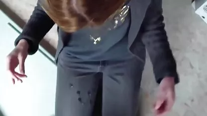 她是一个年轻的大的同父异母的妹妹。 爸爸色情
