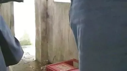无聊的家庭主妇切割灰尘，然后去 同性恋色情动漫