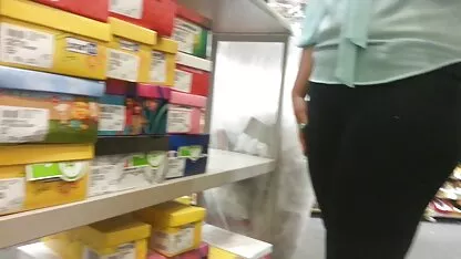 失业的妓女金发漂亮的信贷代理。 热性色情