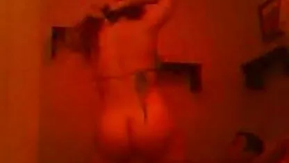 美丽的女孩小鹿斑比玩她的完美的阴部 德西色情视频