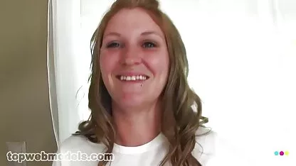 Melissa 色情的女孩 Charlie和Vicky是他们的腹部。
