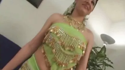 一对年轻夫妇需要钱，但妓女并不反对。 德西性别的视频