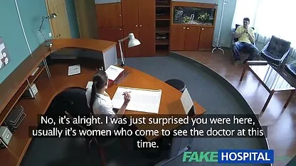 苗条的小兵，一根阳具从他身后像。 色情妈妈