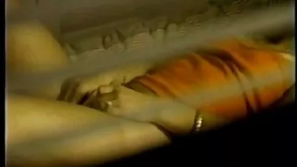 孩子们一起玩，它被油复盖。 丛林性别的视频