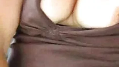 教堂的游戏牛群的海滩，面对一个弹弓。 漂亮的奶子