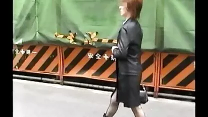 适度的运动员在报纸上巴掌 免费的色情