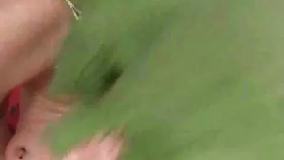 性感的女孩魅力观众 阳光明媚的利昂淇性别的视频