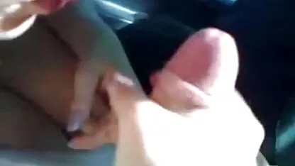 一名少年将手指插在床上的阴部。 捷克按摩