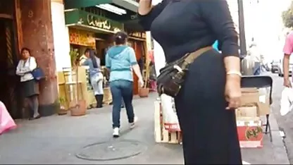 美丽的金发女郎，宝贝脱衣服。 色情在线